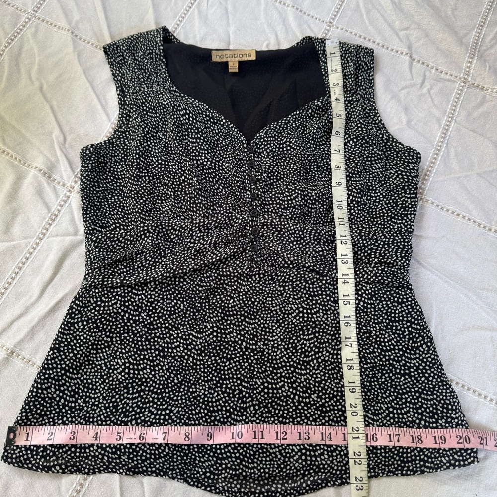 Notations Black and White Fitted Sleeveless Blouse - Picture 8 of 9